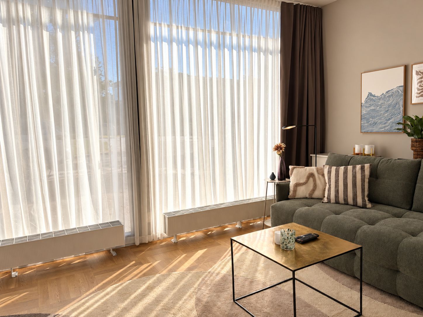 Un salón moderno con un sofá, una mesa de centro y un radiador.