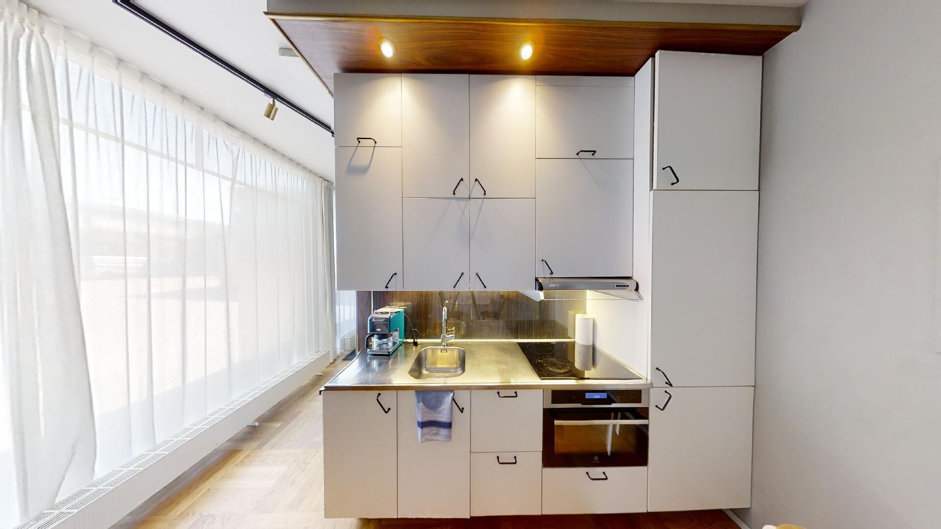 Refrigerador con freezer, microondas, placa de cocina, tostadora