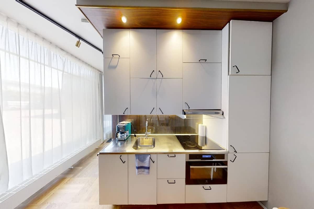 full-sized fridge, microwave, stovetop, toaster