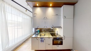 大型冷蔵庫、電子レンジ、コンロ、トースター