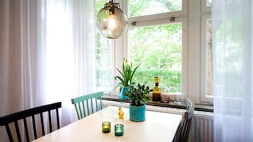 Apartamento, 2 habitaciones, cocina básica | Cocina privada | Frigorífico grande, microondas, placa de cocina y tostadora