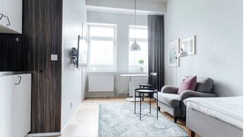 Single Studio | Iron/ironing board, WiFi (free), bed sheets