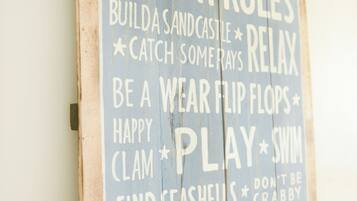 Un letrero de madera con la leyenda 'BEACH RULES' en letras grandes.