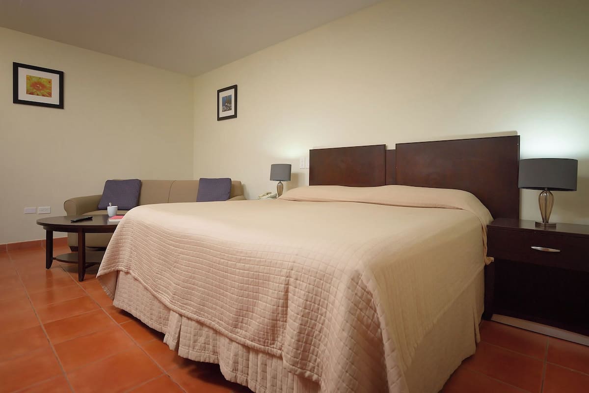 In-room safe, WiFi (free)