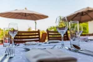 Outdoor dining - Eagle's (Accra)