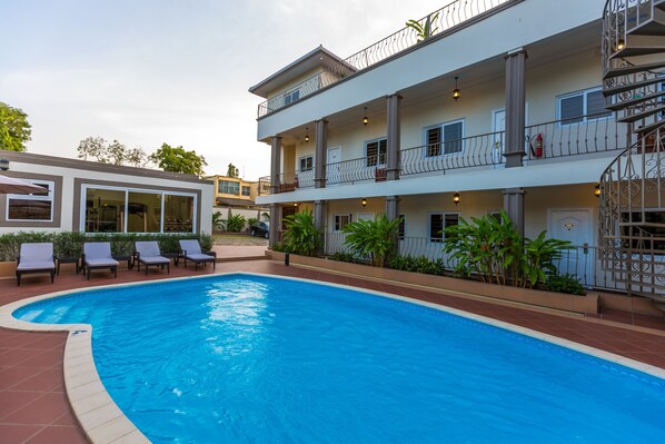 Outdoor pool - Eagle's (Accra)