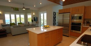 Villa, 3 Bedrooms, Ocean View | Dapur peribadi | Peti sejuk/penyejuk beku saiz penuh, ketuhar gelombang mikro 