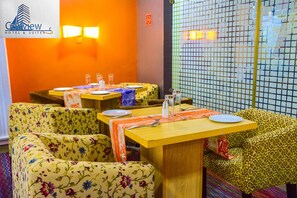 Frukost och lunch serveras, med utsikt mot poolen 