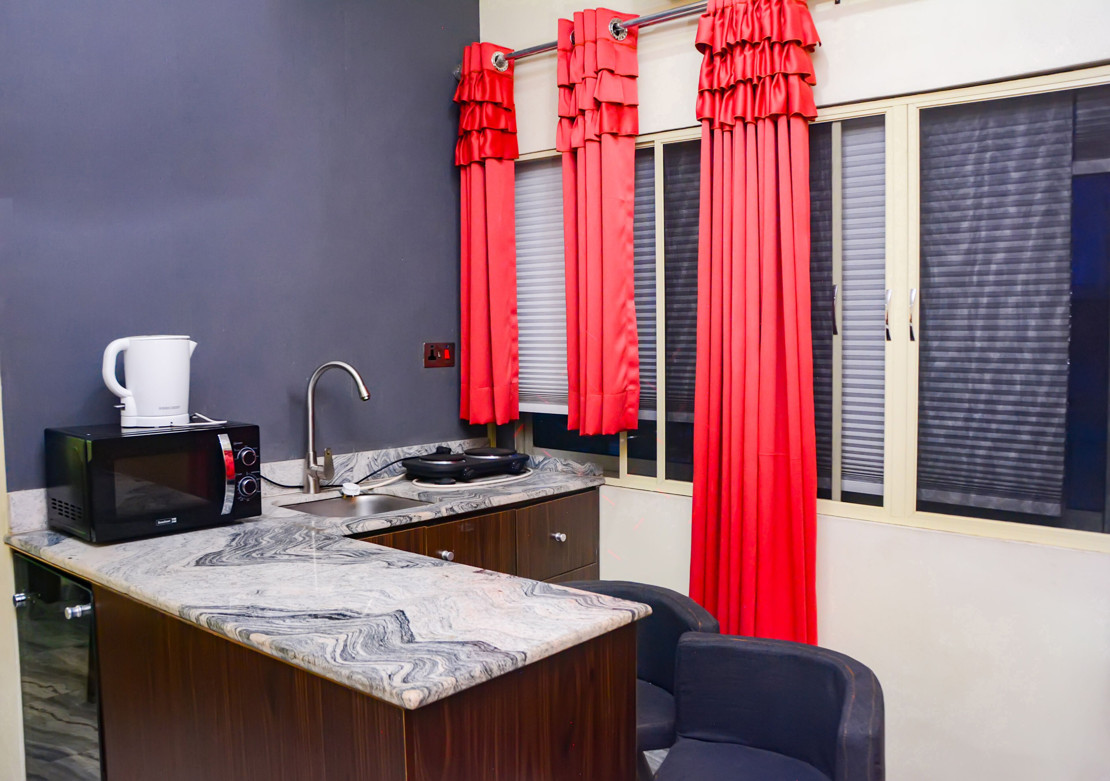 fridge, microwave, coffee/tea maker