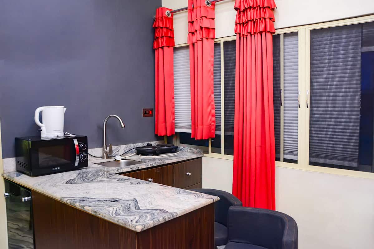 fridge, microwave, coffee/tea maker