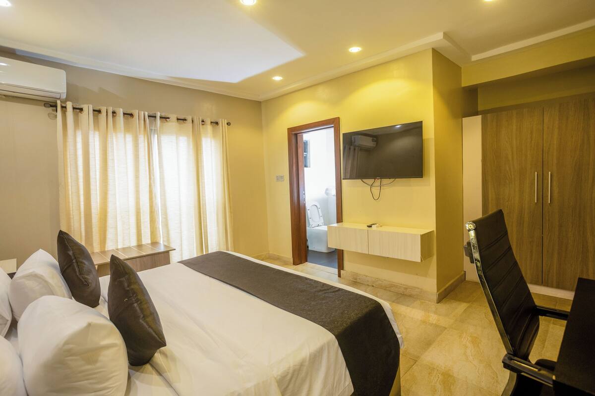 Standard Room | 1 bedroom, premium bedding, pillowtop beds, desk