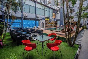 Una piscina al aire libre (de 06:00 a 20:00), sombrillas, tumbonas