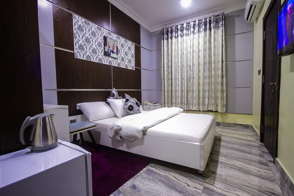 suite, 1 king bed | premium bedding, pillow-top beds, desk, free wifi