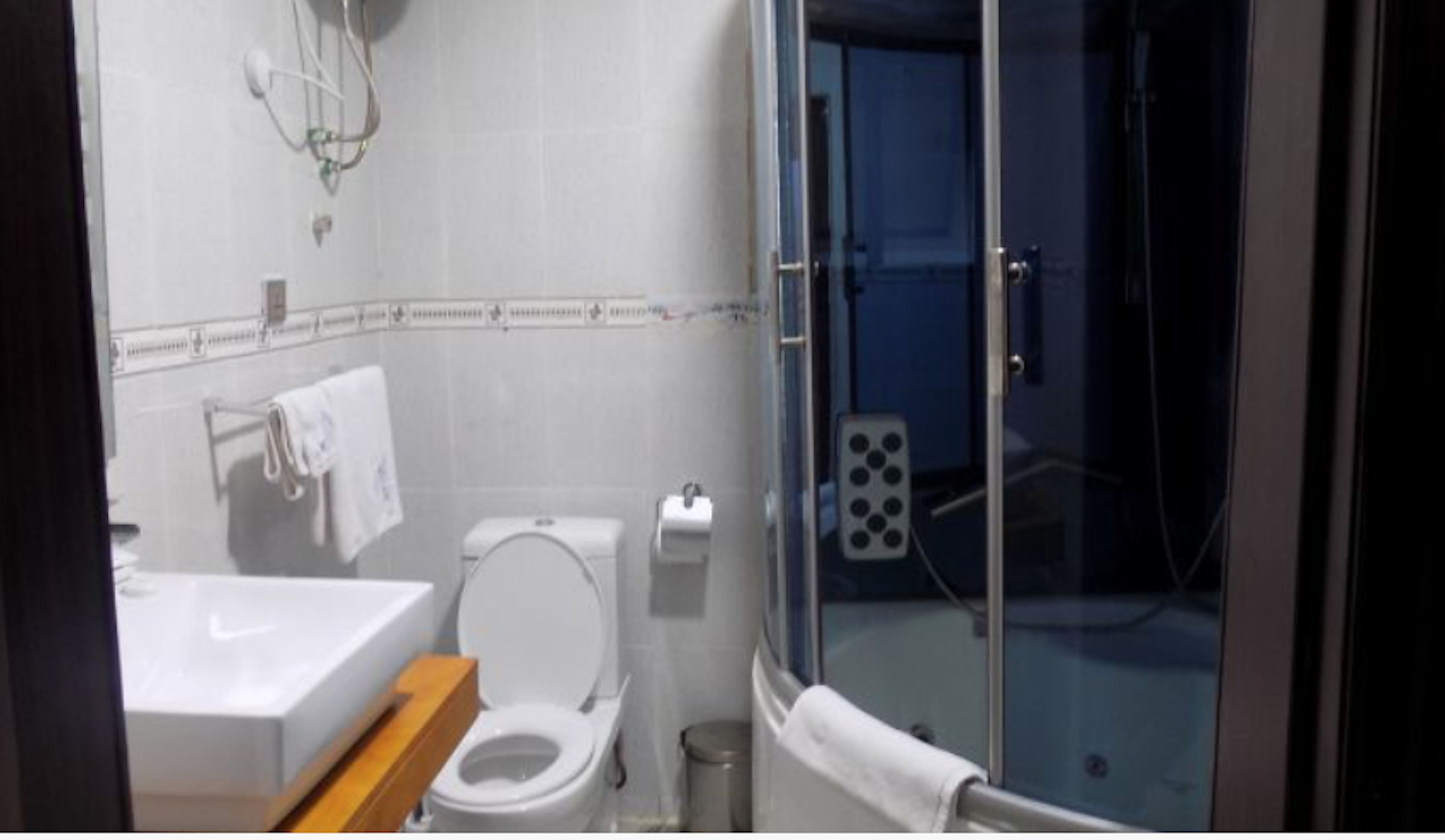 suite, 1 queen bed | bathroom | shower, rainfall showerhead, free toiletries, towels