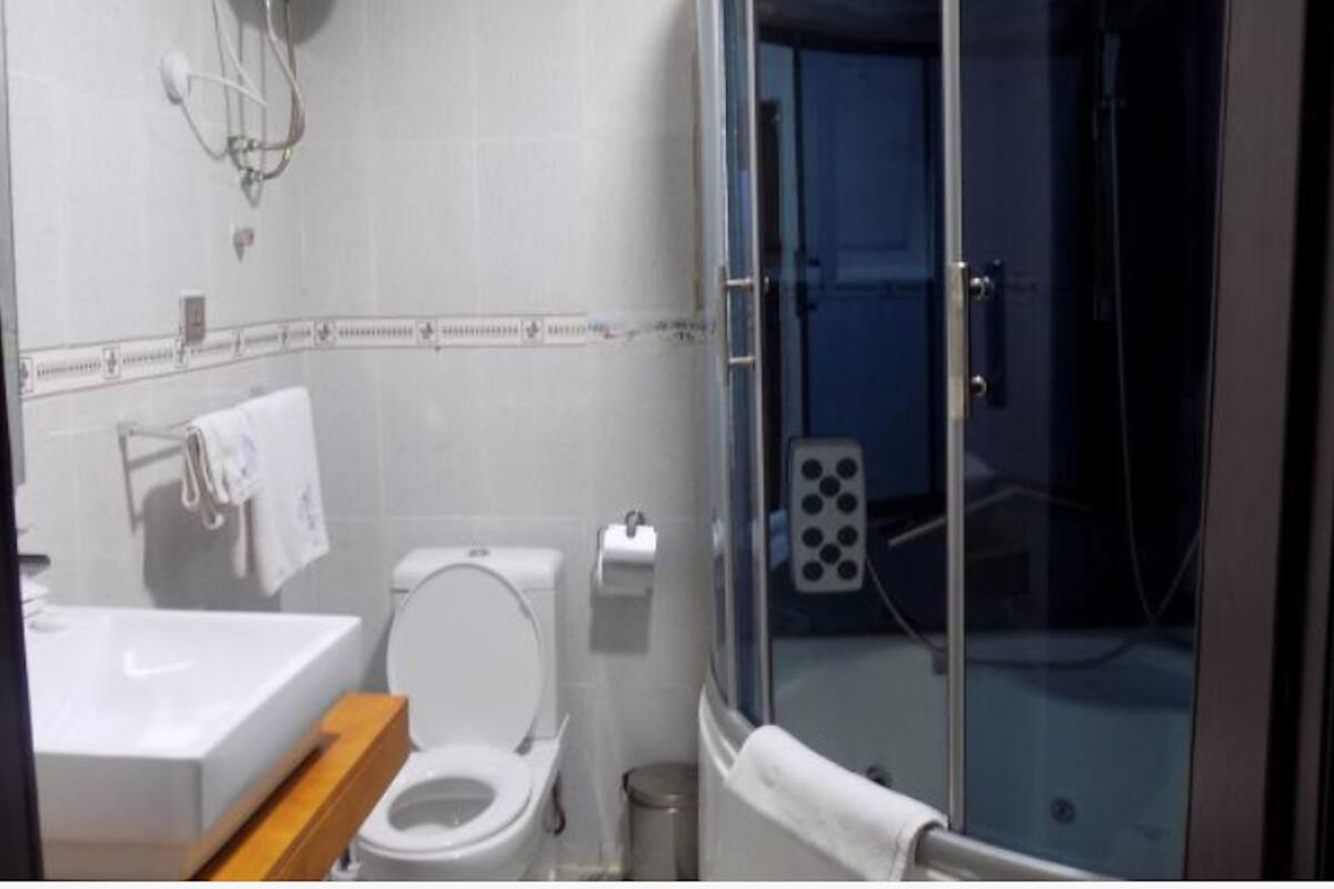 suite, 1 queen bed | bathroom | shower, rainfall showerhead, free toiletries, towels