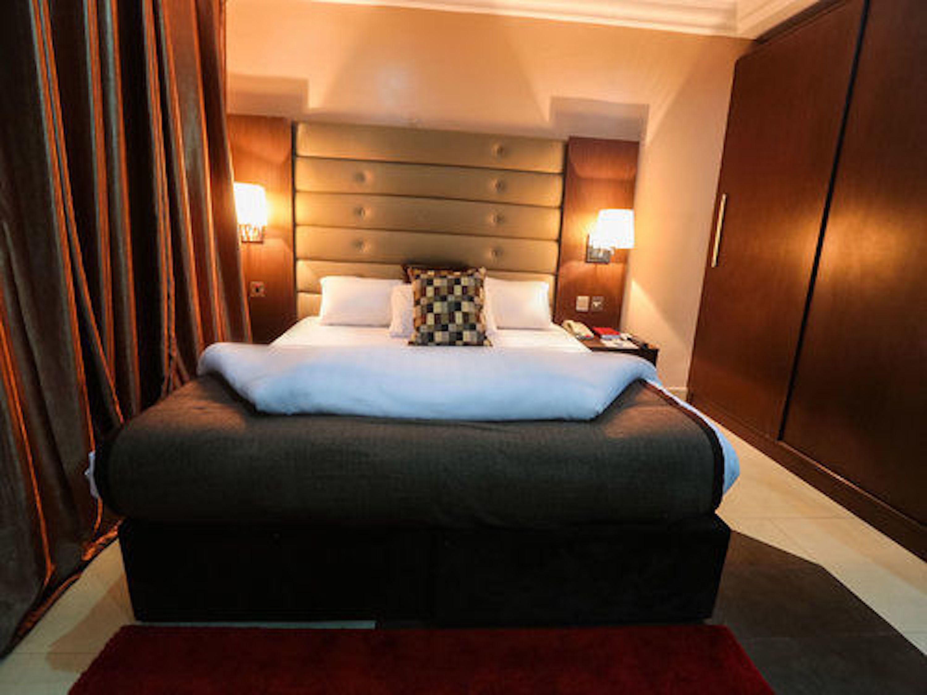 executive room | premium bedding, pillow-top beds, desk, free wifi