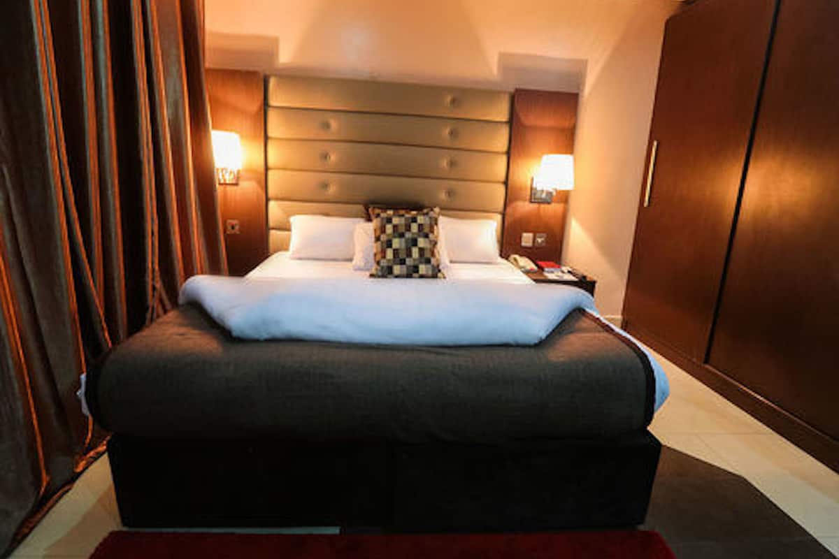 executive room | premium bedding, pillow-top beds, desk, free wifi