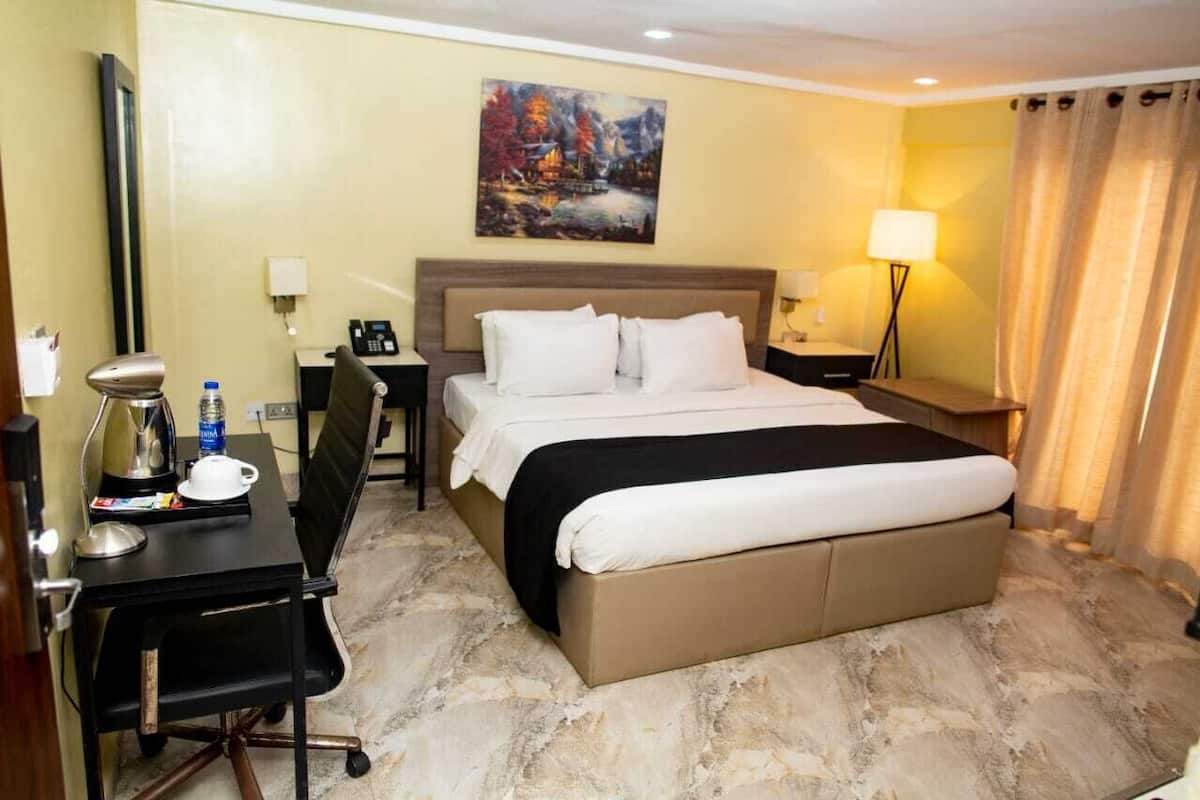 1 bedroom, premium bedding, pillowtop beds, desk