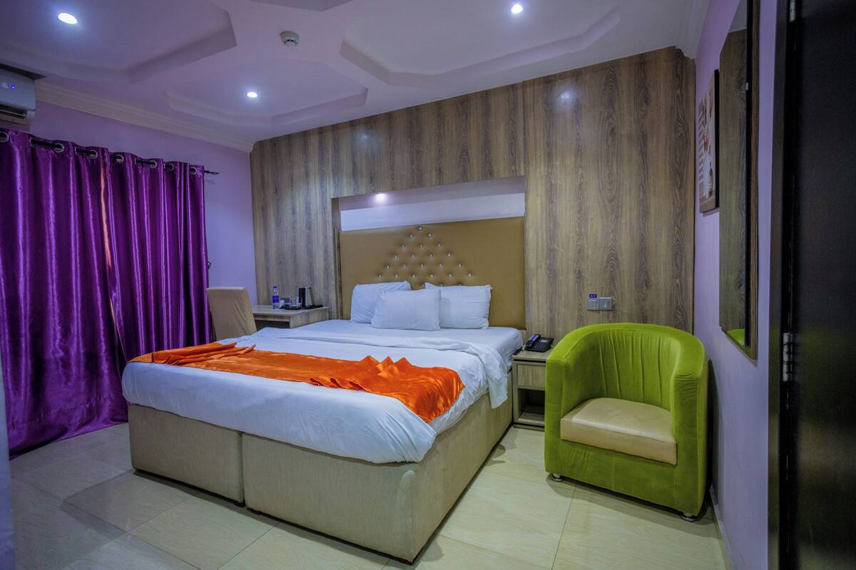 1 bedroom, premium bedding, pillowtop beds, desk