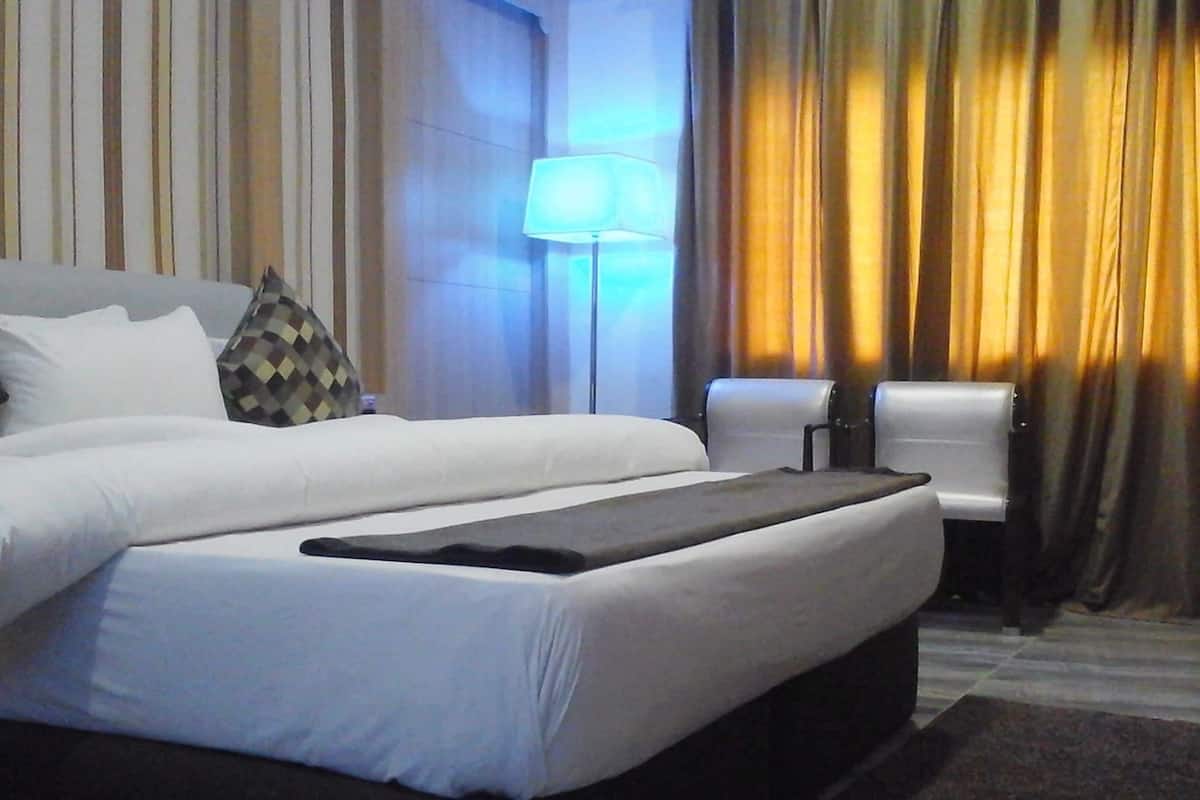 1 bedroom, premium bedding, pillow-top beds, desk