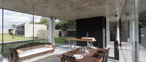 Biệt thự Premium, 1 giường cỡ king, quang cảnh vườn | Khu phòng khách | TV màn hình phẳng 32-inch có truyền hình vệ tinh, TV