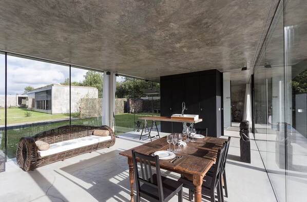 Villa Prestige, 1 trÚs grand lit, vue sur le jardin | Aire de séjour | Téléviseur à écran plat de 32 po avec télévision par satellite