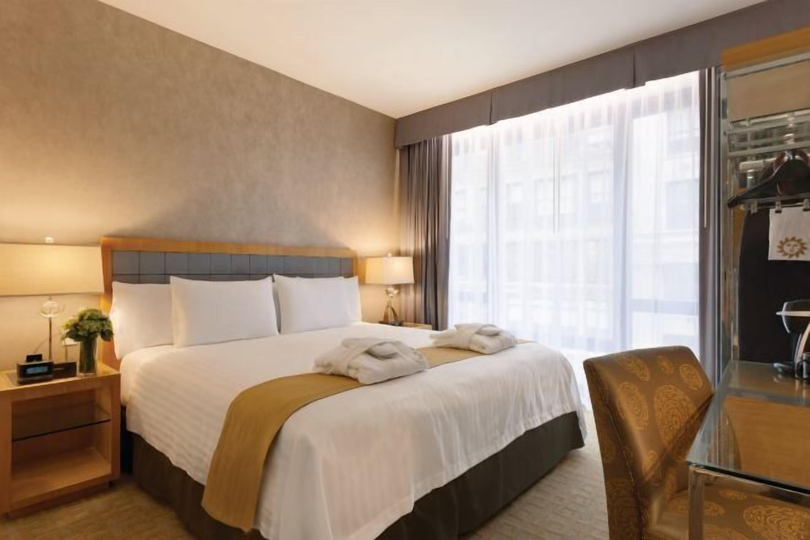 Roupas de cama premium, cofres nos quartos, escrivaninha