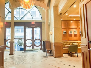 Hotel exterior and entrance at Executive Hotel Le Soleil New York