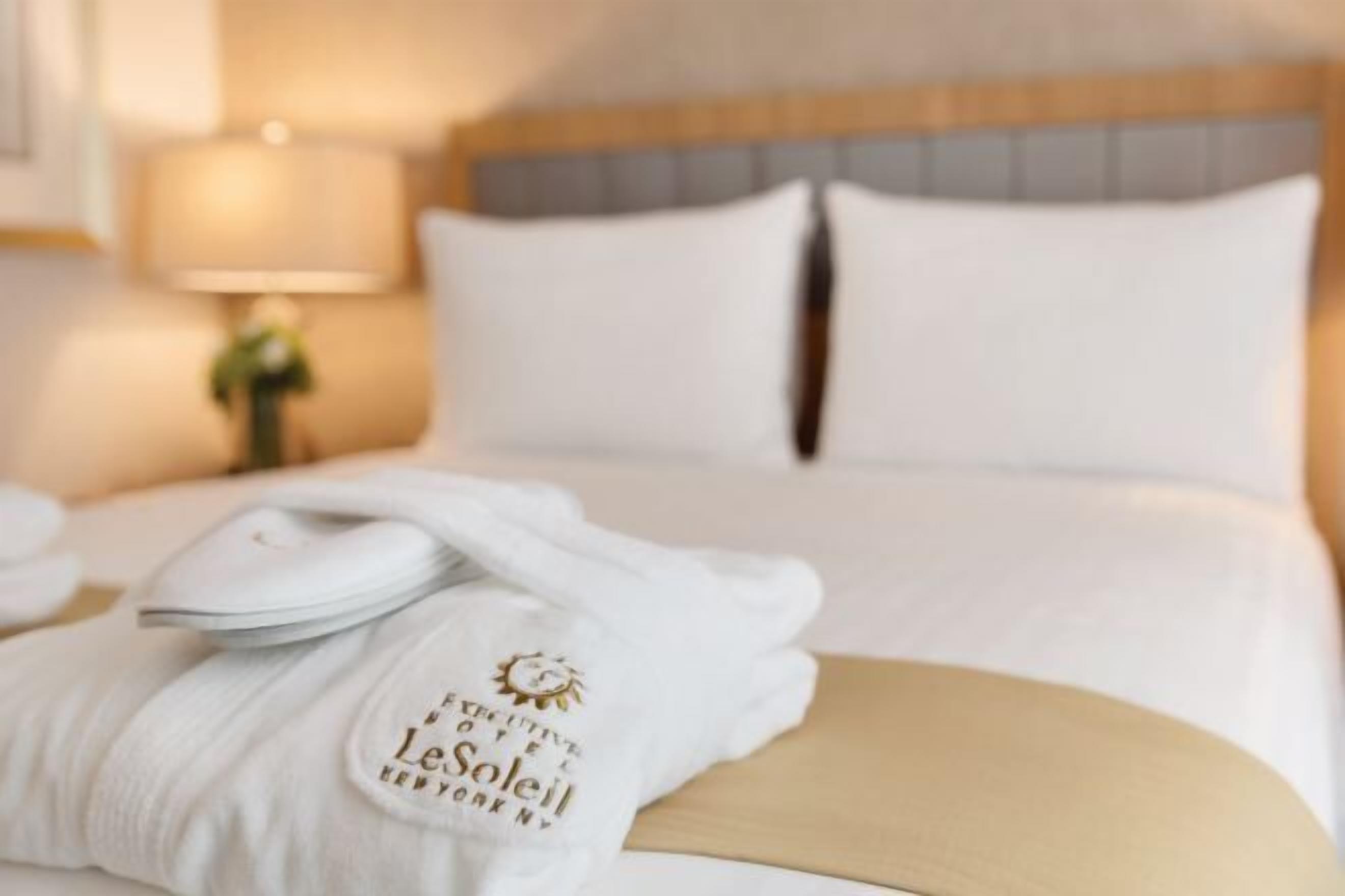Roupas de cama premium, cofres nos quartos, escrivaninha
