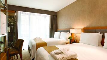 Quarto executivo, 2 camas Queen | Roupas de cama premium, cofres nos quartos, escrivaninha