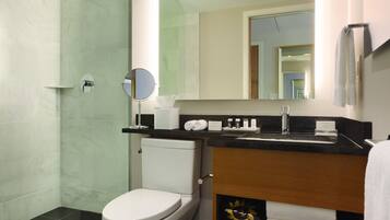 Ein modernes Badezimmer mit Toilette, Waschbecken und Dusche.