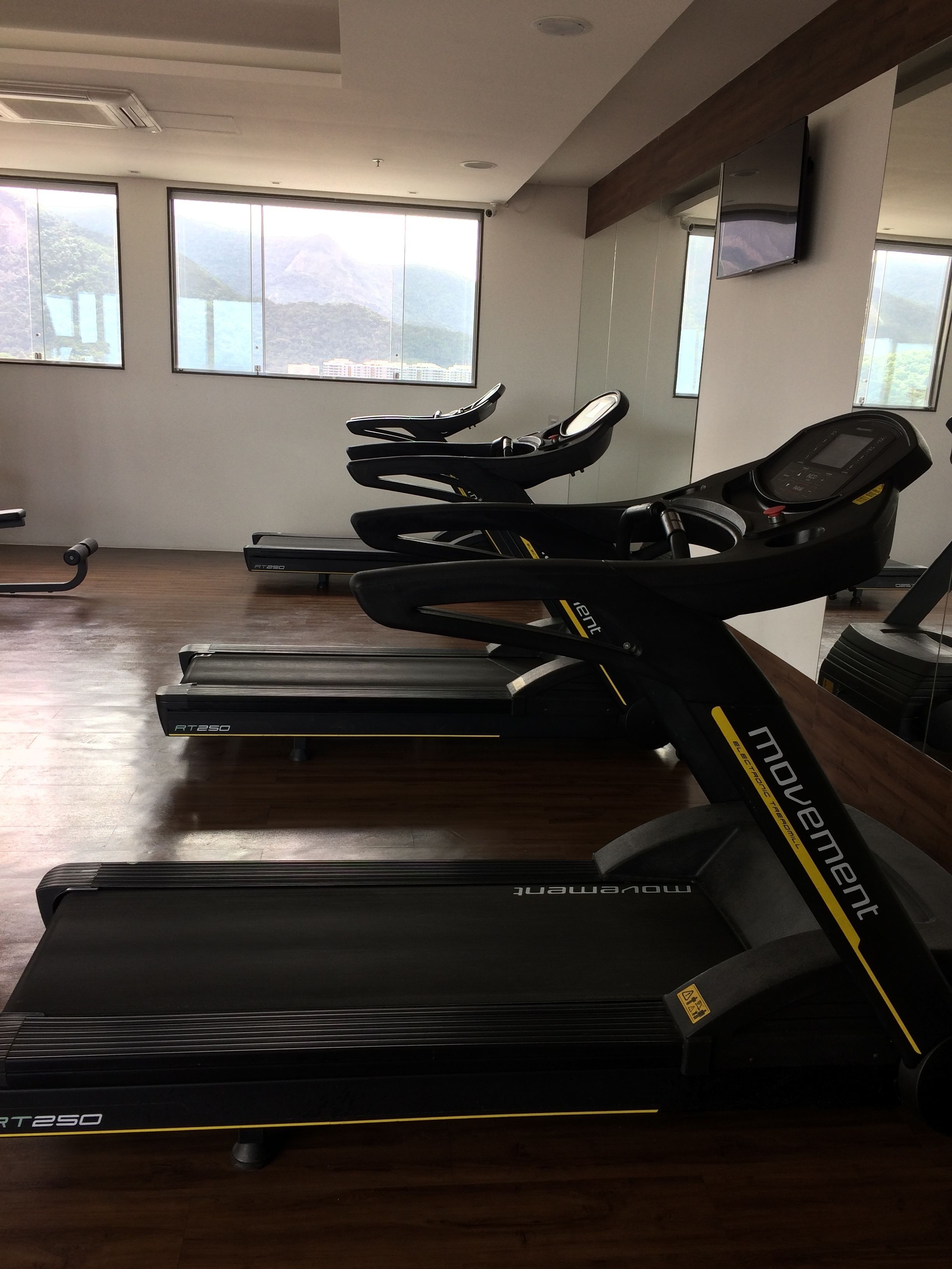 Ein Fitnessraum mit Laufbändern und Trainingsgeräten.