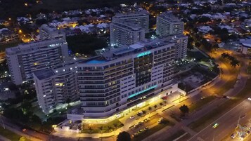 Fachada da propriedade à noite