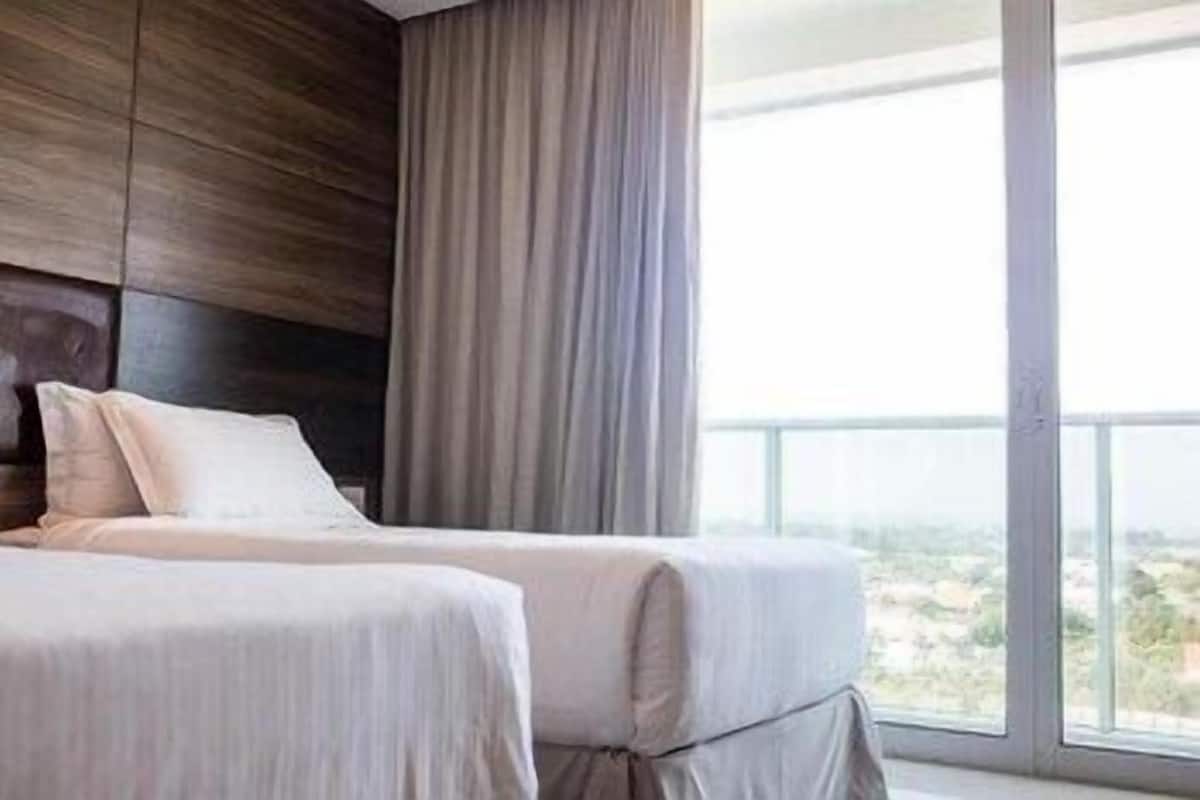 Minibar, värdeförvaringsskåp på rummet och skrivbord