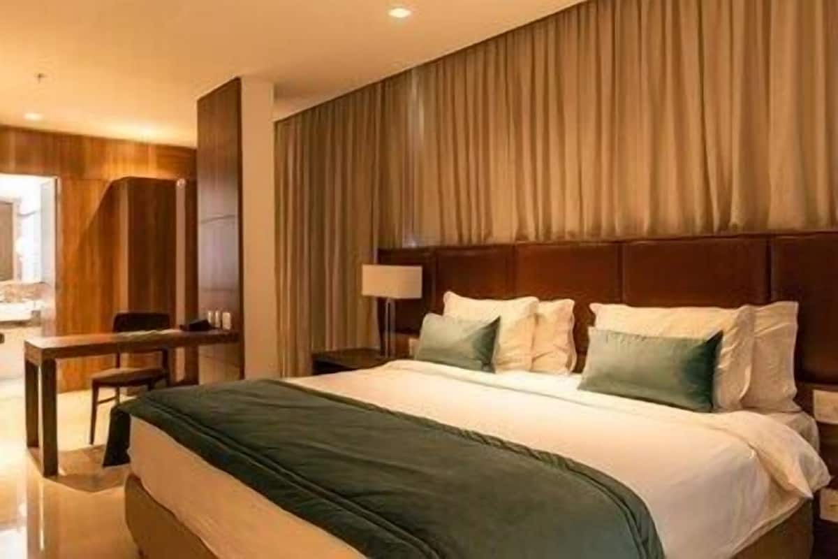 Minibar, värdeförvaringsskåp på rummet och skrivbord