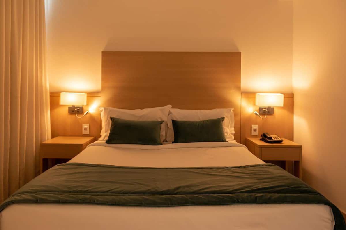 Minibar, värdeförvaringsskåp på rummet och skrivbord