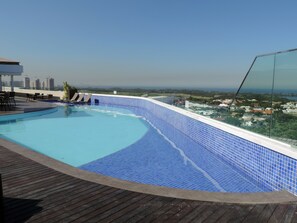 Piscine extérieure, chaises longues