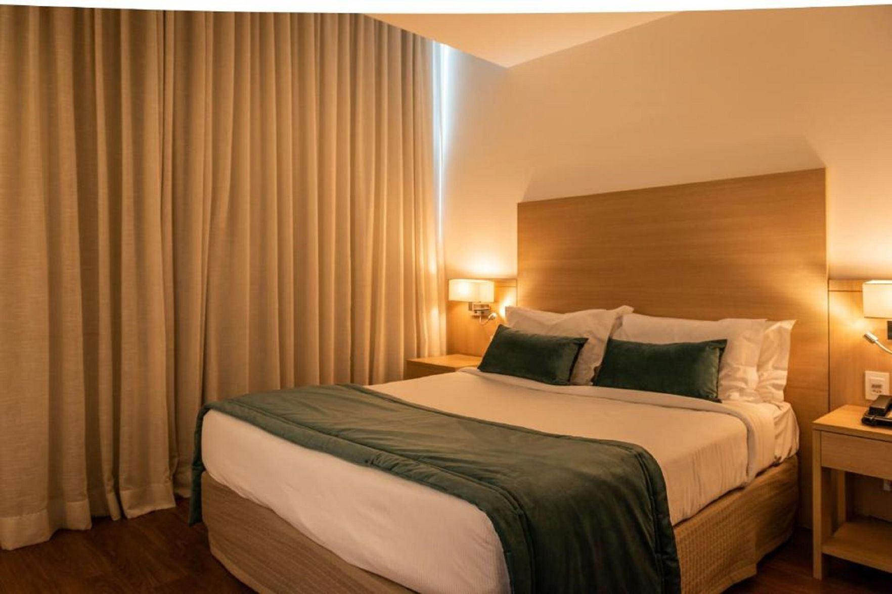 迷你吧、客房內保險箱、書桌、筆電工作空間