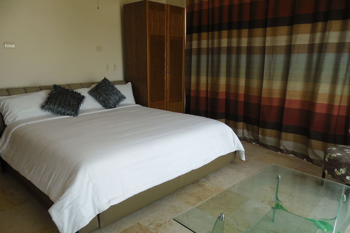 Caja de seguridad en la habitación y tabla de planchar con plancha