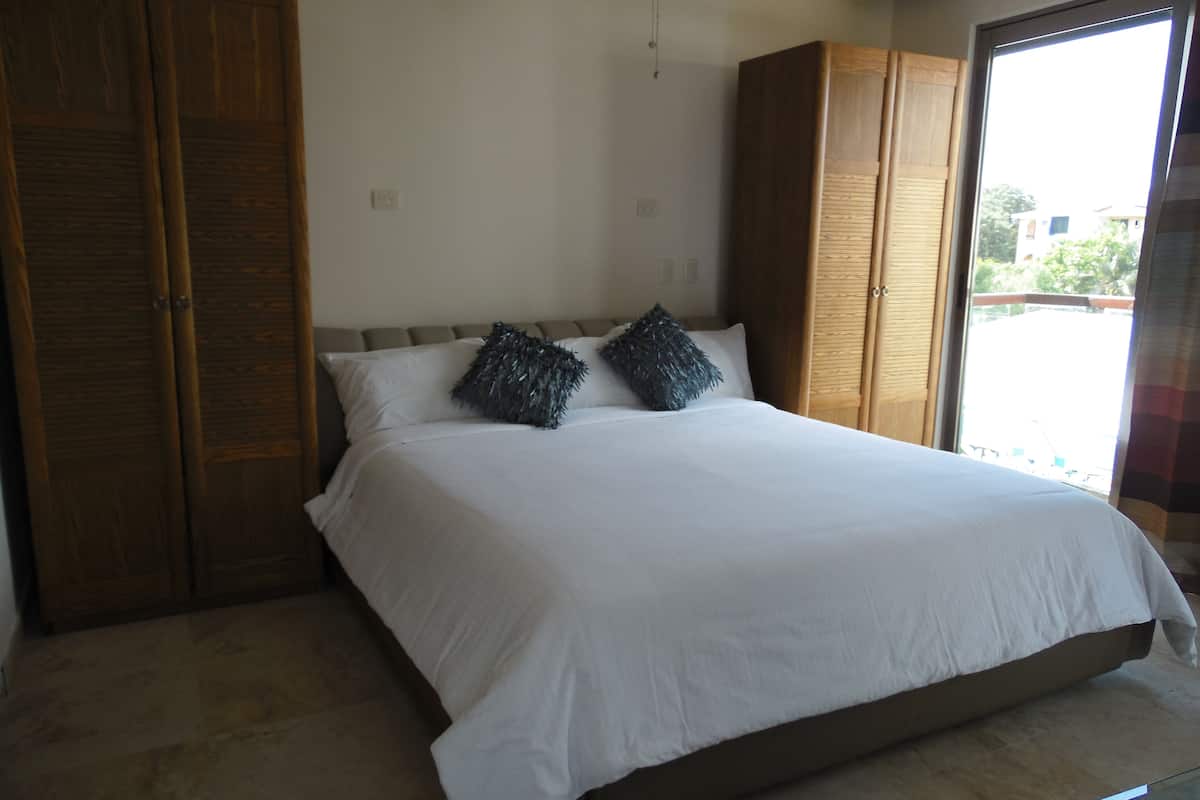 Caja de seguridad en la habitación y tabla de planchar con plancha