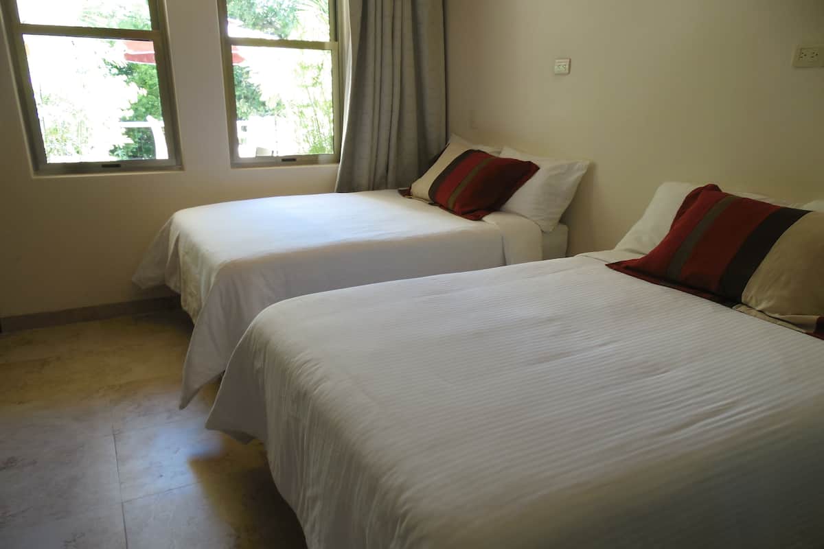 Caja de seguridad en la habitación y tabla de planchar con plancha