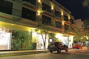 Fachada de la propiedad por la tarde o noche