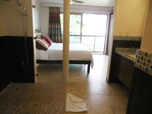 Caja de seguridad en la habitación y tabla de planchar con plancha