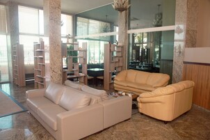 Área de estar no saguão