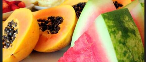 Eine Auswahl an Früchten, darunter Papaya, Wassermelone und Erdbeeren.