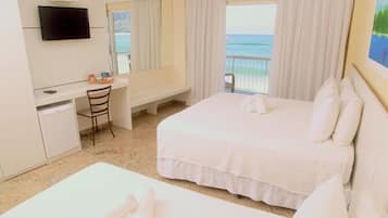 Habitación estándar, balcón, vista a la playa | Ropa de cama hipoalergénica y minibar