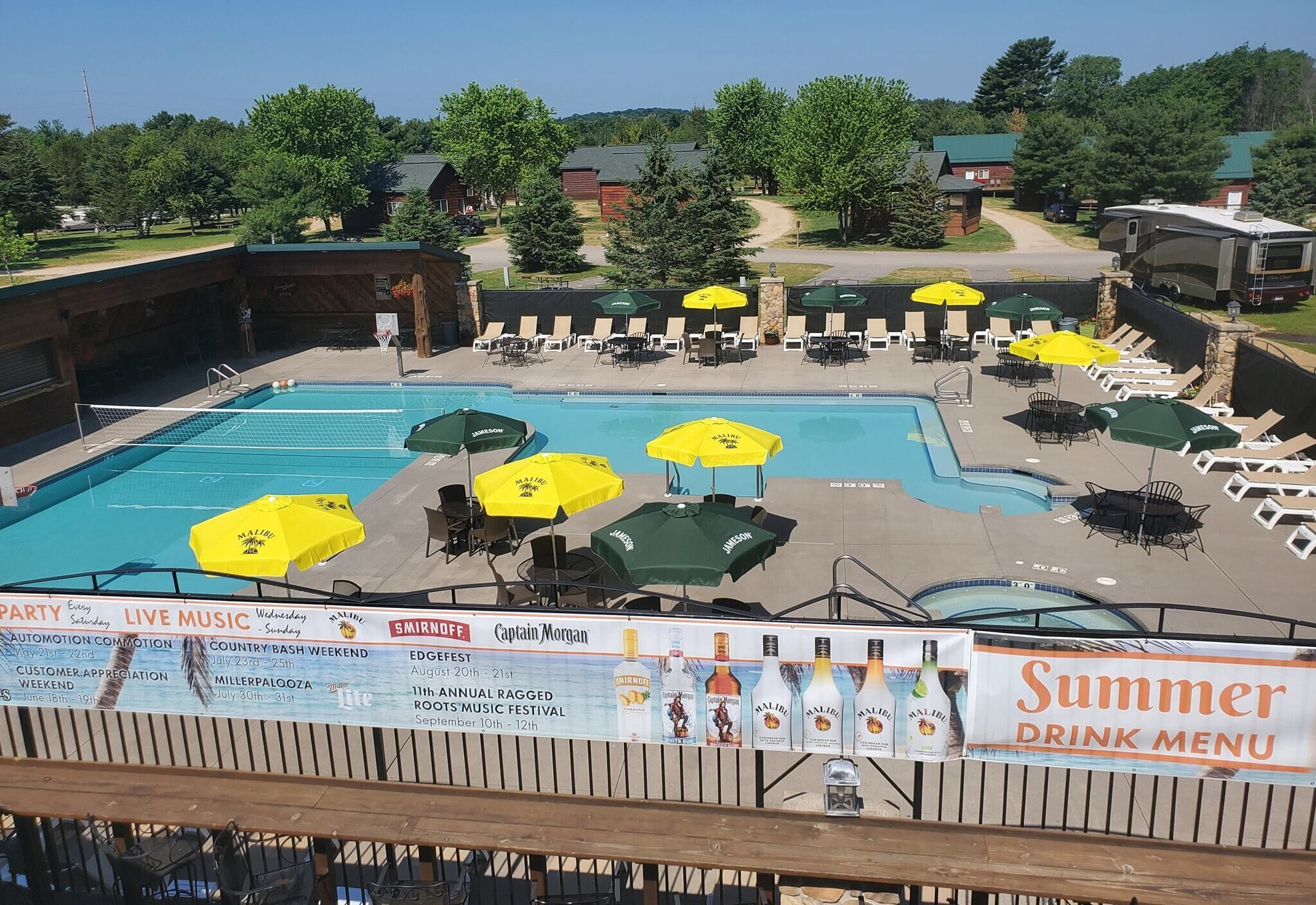 Una piscina al aire libre de temporada (de 09:00 a 23:00), sombrillas