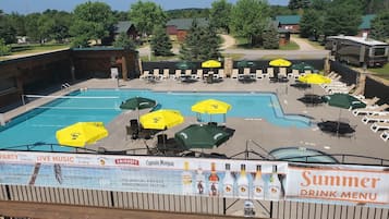 Piscina stagionale all'aperto, ombrelloni da piscina, lettini