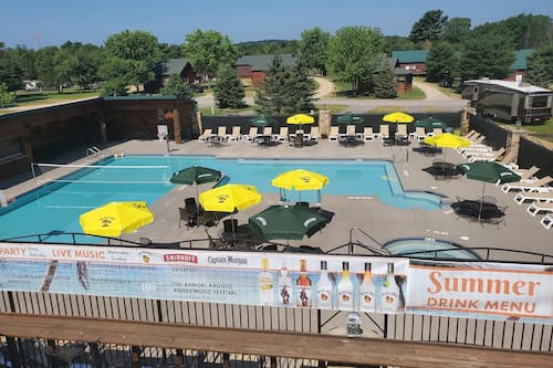 Piscine extérieure en saison, accès possible de 9 h à 23 h, parasols