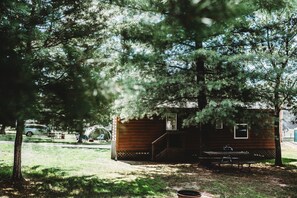 2 bedrooms, premium bedding, pillow-top beds, free WiFi - Edge-O-Dells Resort - 21 and Older (Wisconsin Dells)
